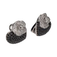 Pendientes firmados por roberto coin en oro blanco con forma de corazón.