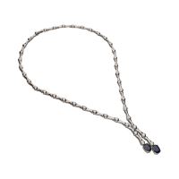 Collar en oro blanco con zafiros y brillantes.