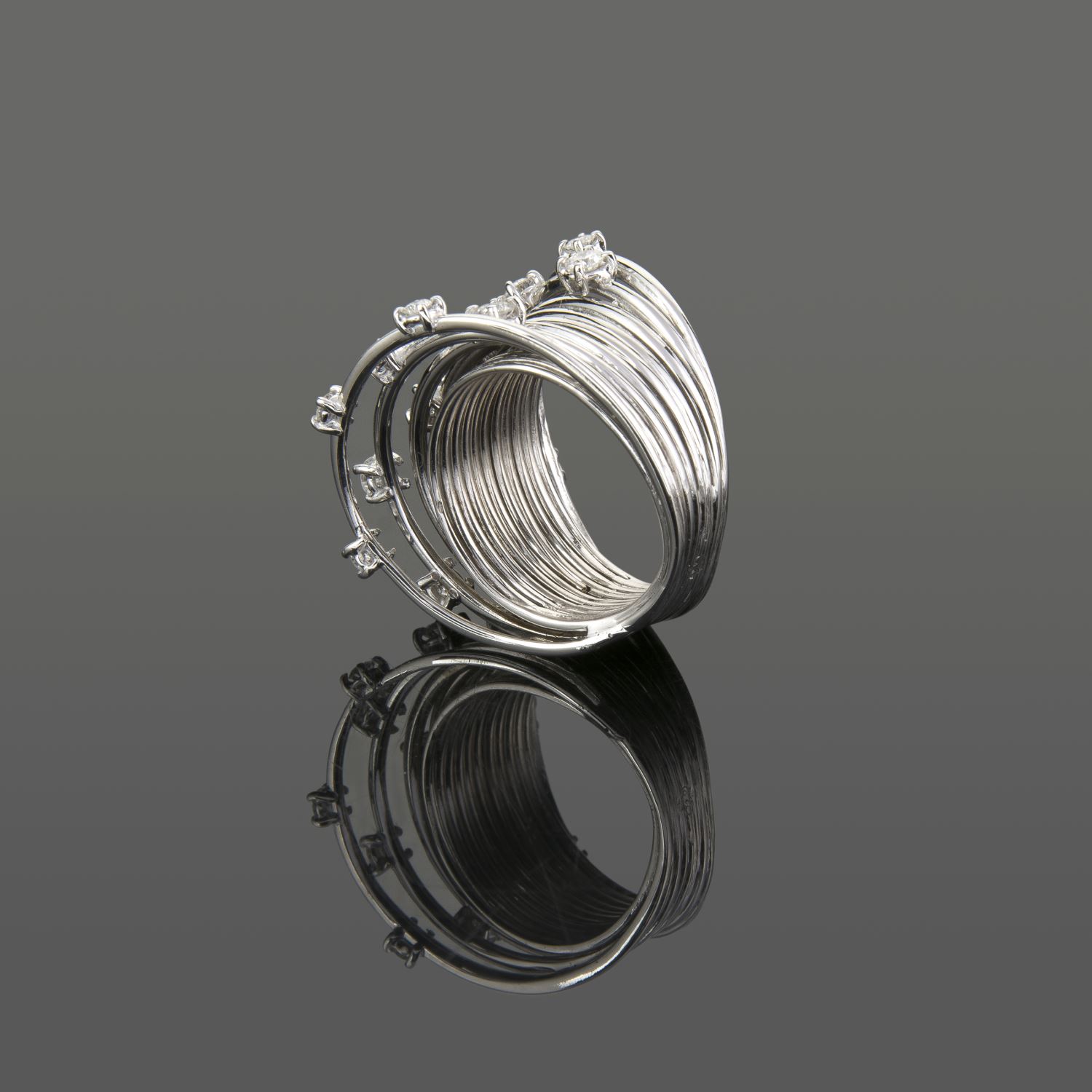 Sortija oro blanco y diamantes.