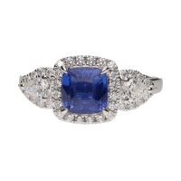 Sortija en oro blanco con zafiro y brillantes. Talla 14.