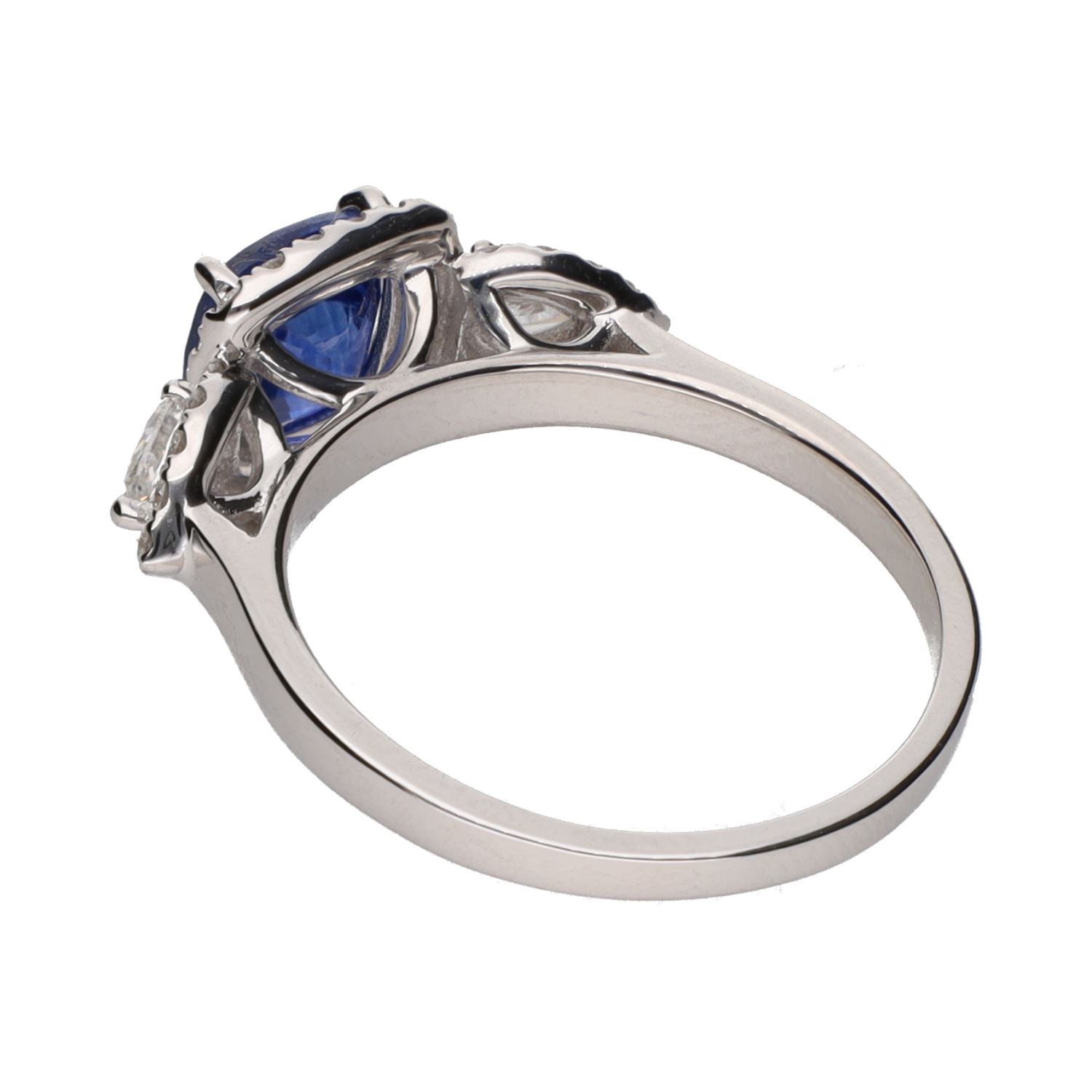 Sortija en oro blanco con zafiro y brillantes. Talla 14.