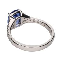 Sortija en oro blanco con zafiro y brillantes. Talla 14.