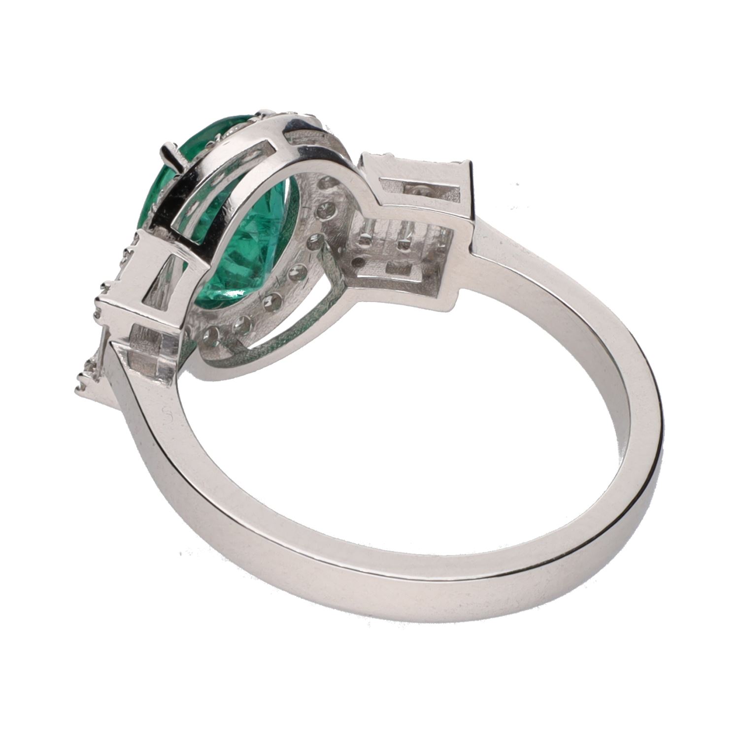 Sortija con esmeralda central y detalles con brillantes. Talla 14.