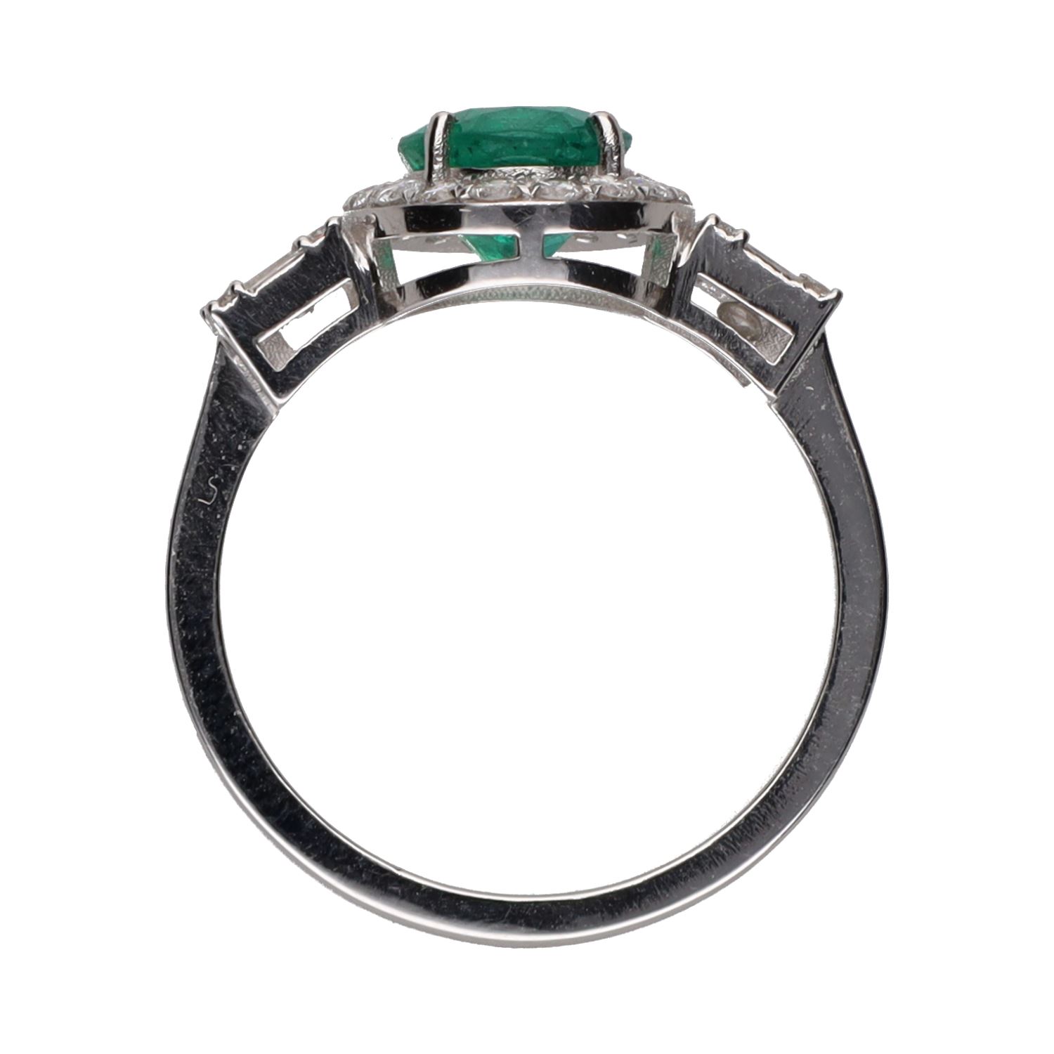 Sortija con esmeralda central y detalles con brillantes. Talla 14.