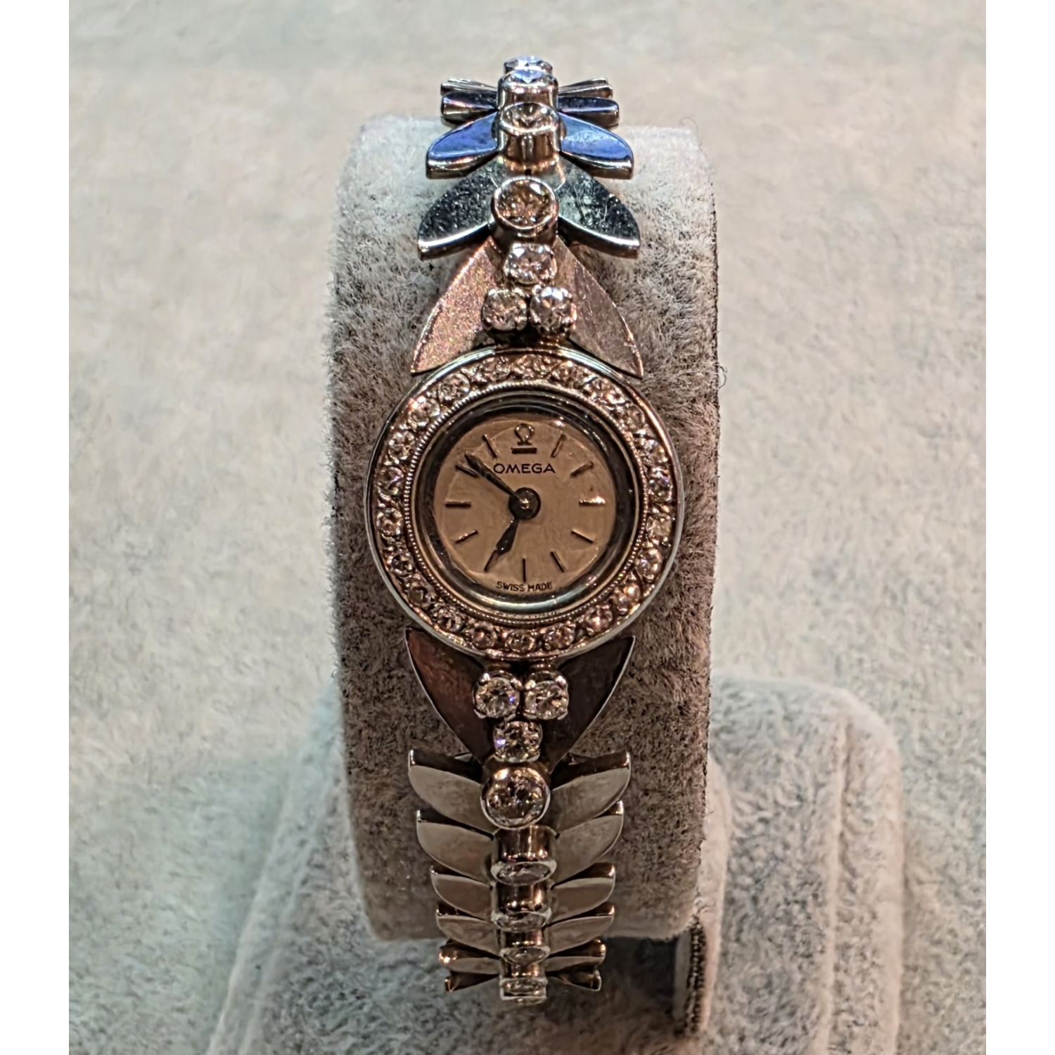 Reloj pulsera antiguo en oro blanco con brillantes.  