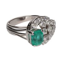 Sortija en oro blanco con esmeralda y brillantes. Talla 13.