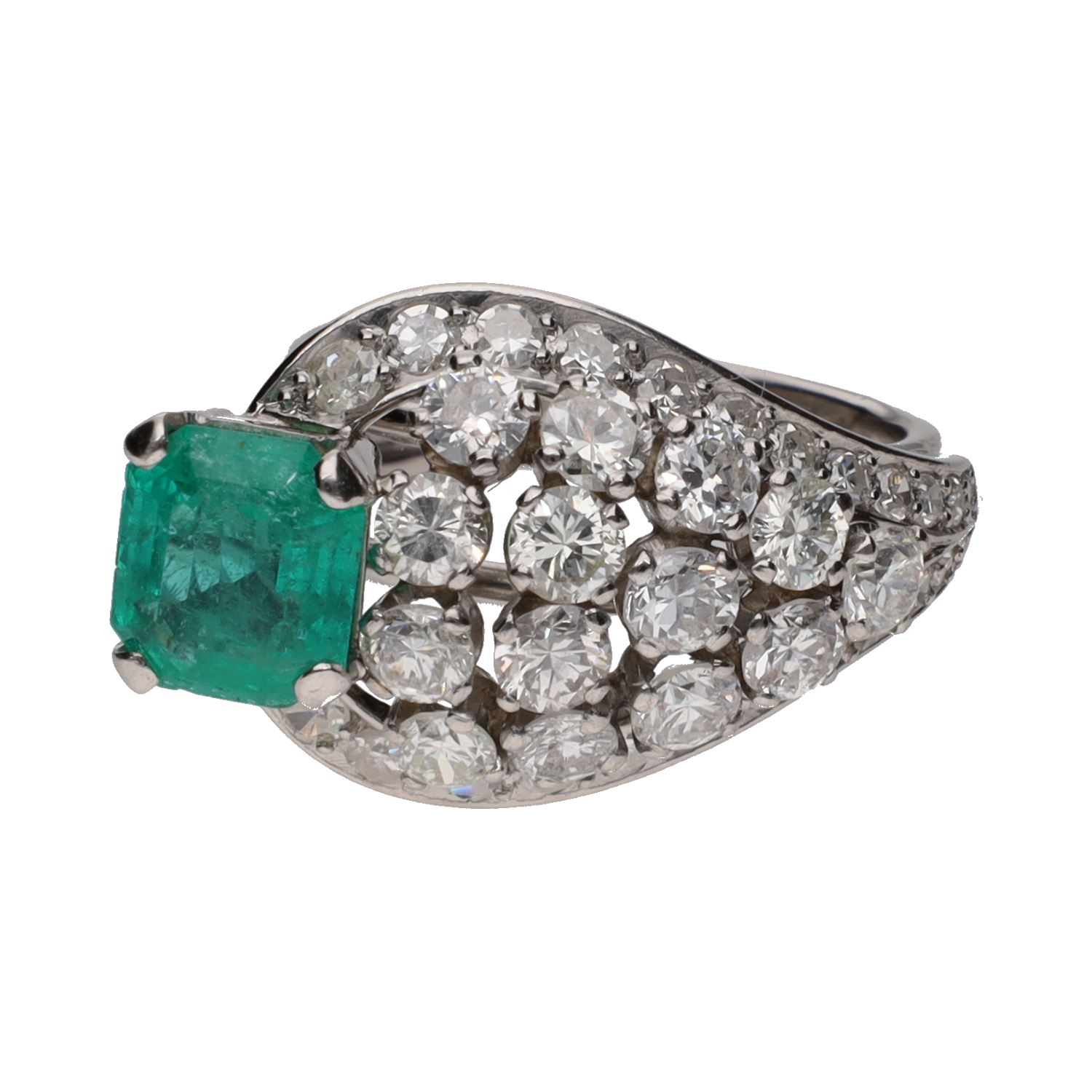 Sortija en oro blanco con esmeralda y brillantes. Talla 13.