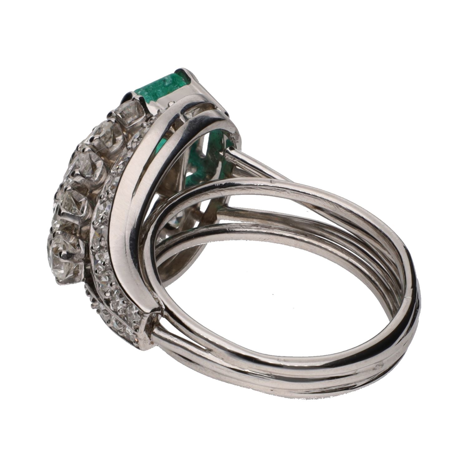 Sortija en oro blanco con esmeralda y brillantes. Talla 13.