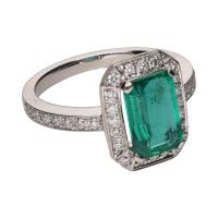 Sortija en oro blanco con esmeralda y brillantes. Talla 16.