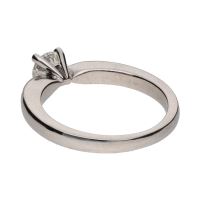 Sortija solitario en oro blanco con brillante. Talla 12.