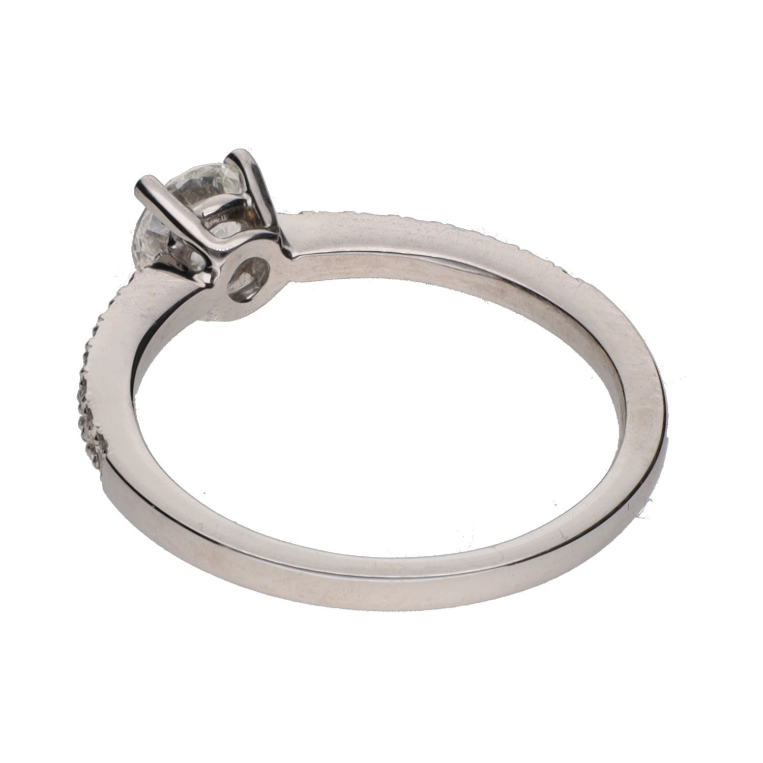 Solitario en oro blanco con brillante central 0,50ct . Talla 13.