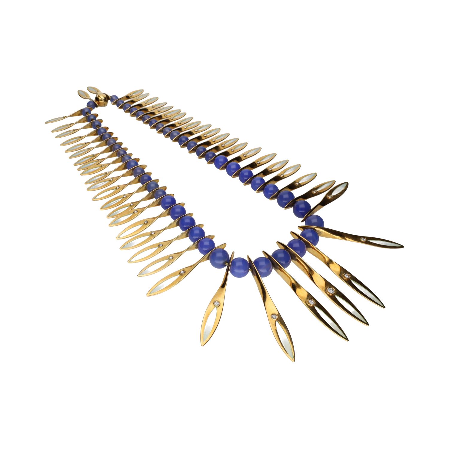 Collar firmado por bagues en oro amarillo con brillantes y zafiros.