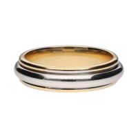 Sortija en oro amarillo con aro giratorio en oro blanco. Talla 13.