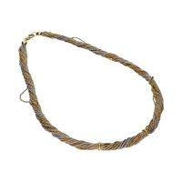 Collar de hilos en oro amarillo y oro blanco.