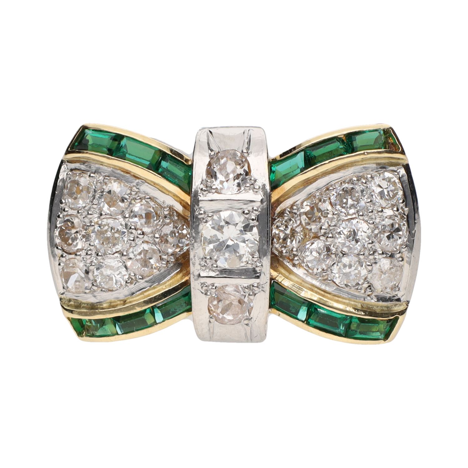 Sortija art-deco forma de lazo en oro amarillo con esmeraldas y brillantes. Talla 15.