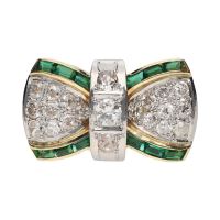 Sortija art-deco forma de lazo en oro amarillo con esmeraldas y brillantes. Talla 15.