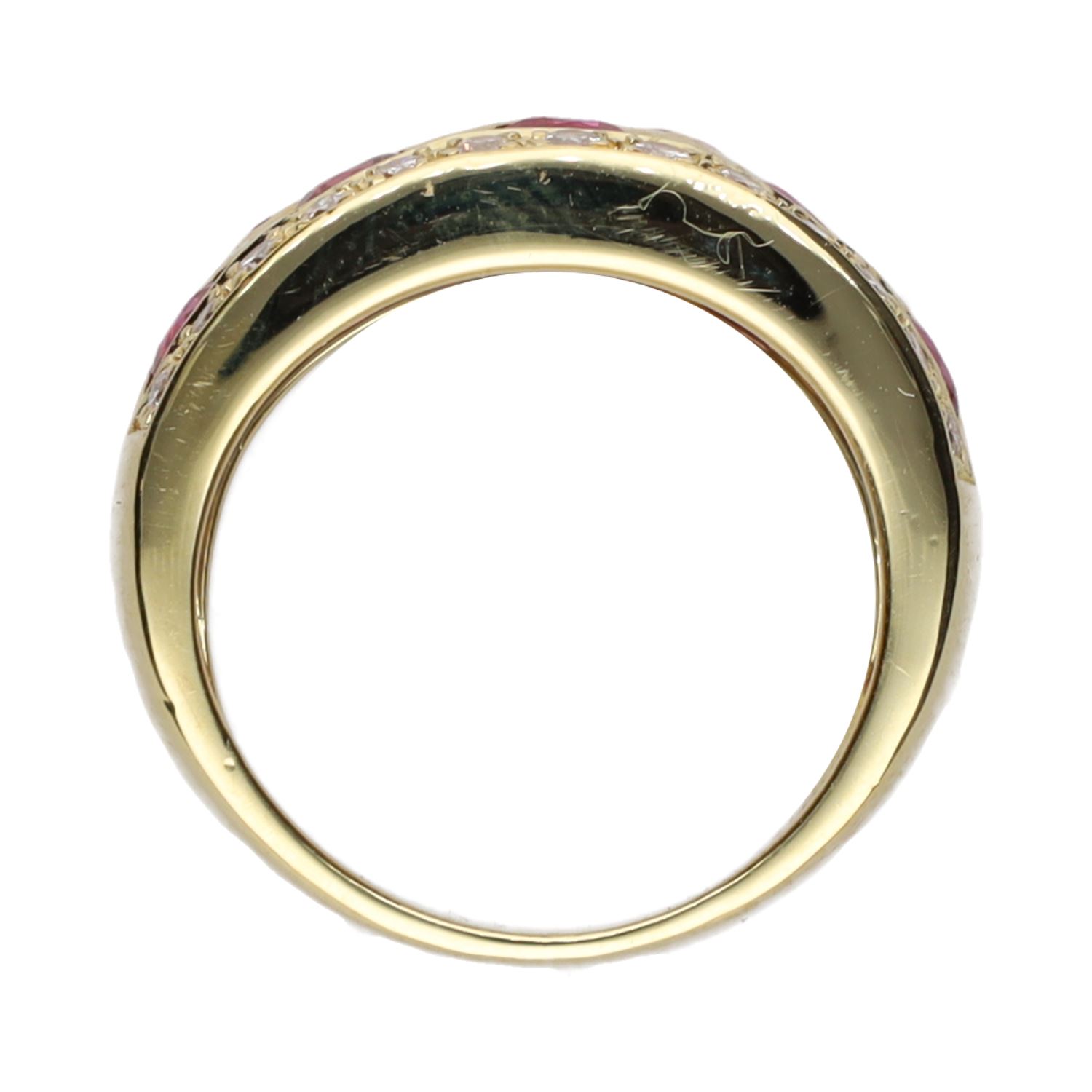 Sortija en oro amarillo con rubíes y brillantes. Talla 10.