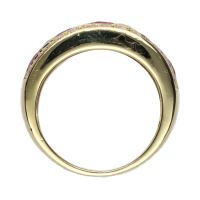 Sortija en oro amarillo con rubíes y brillantes. Talla 10.