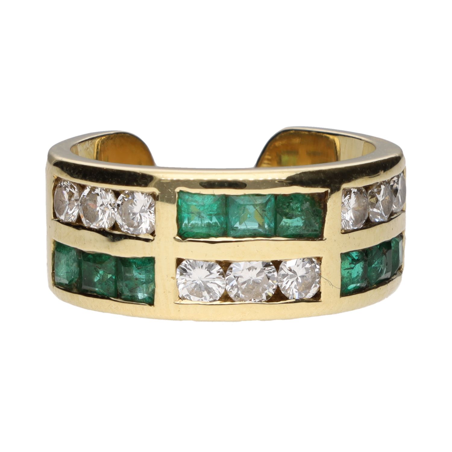 Sortija abierta realizada en oro amarillo con esmeraldas y brillantes. Talla 12.