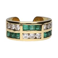 Sortija abierta realizada en oro amarillo con esmeraldas y brillantes. Talla 12.