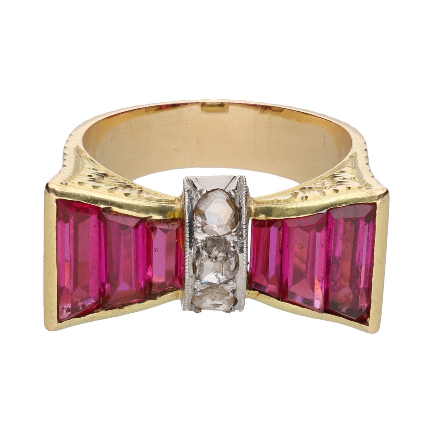 Sortija chevalier en oro amarillo con rubíes y diamantes. Talla 20.