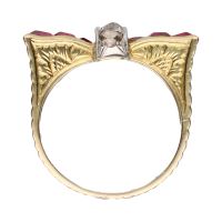 Sortija chevalier en oro amarillo con rubíes y diamantes. Talla 20.