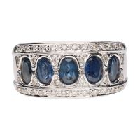 Sortija ancha en oro blanco con zafiros y brillantes. Talla 15.