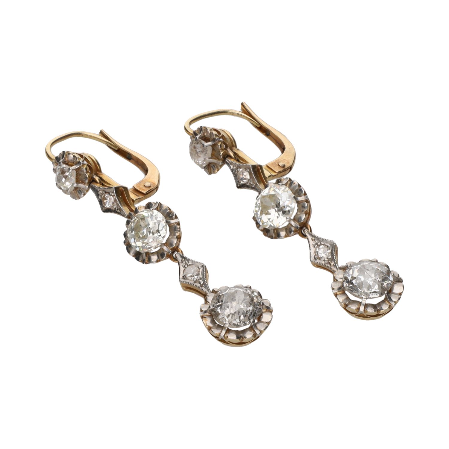 Pendientes largos antiguos en oro amarillo con diamantes.