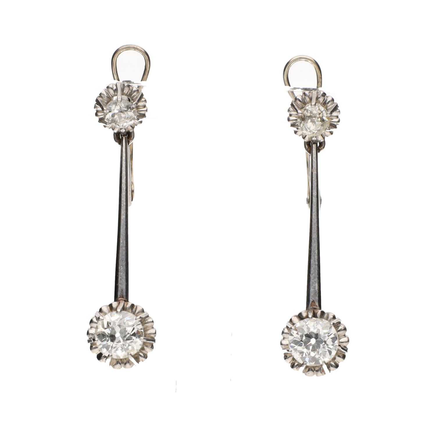 Pendientes largos en oro blanco con brillantes talla antigua.