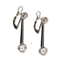 Pendientes largos en oro blanco con brillantes talla antigua.