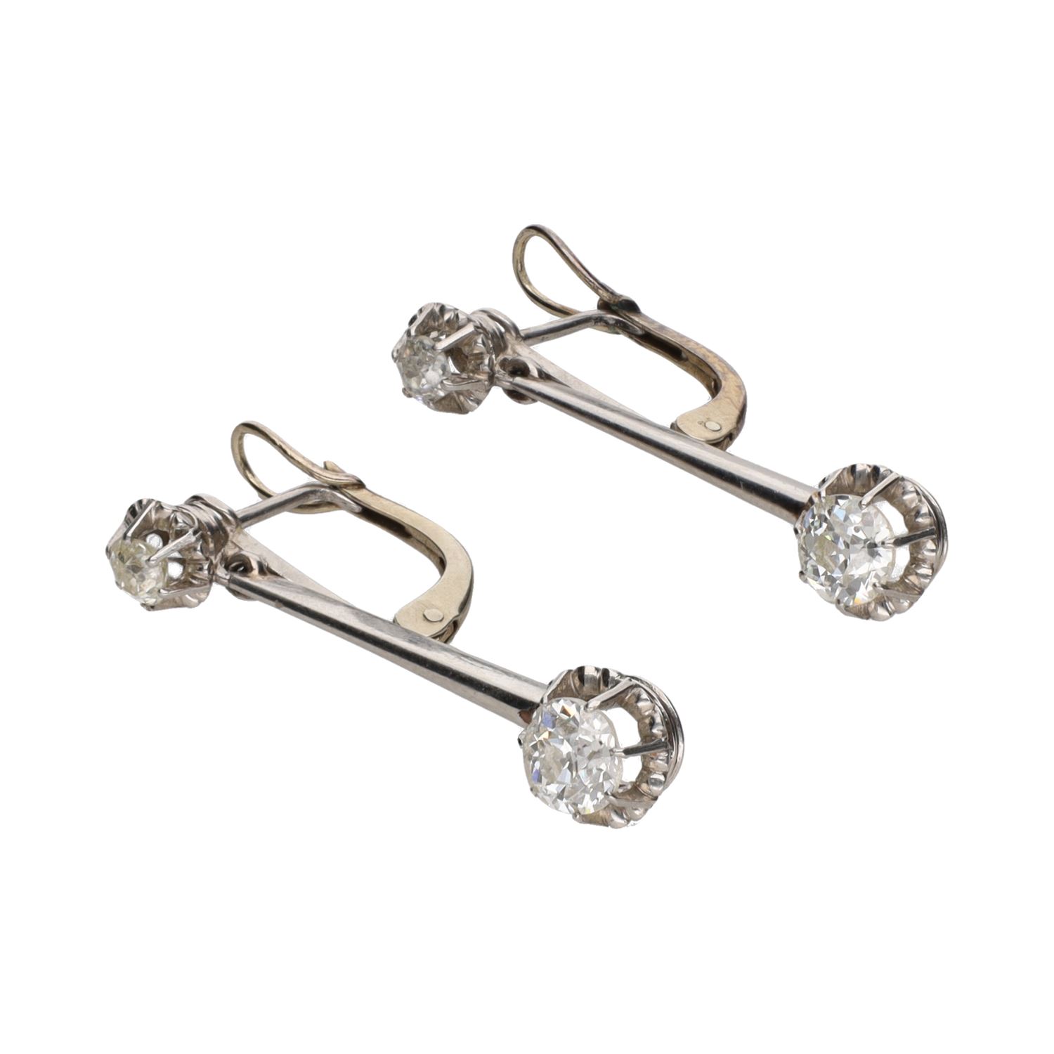 Pendientes largos en oro blanco con brillantes talla antigua.