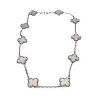 Collar de al colección alhambra de van cleef en oro blanco y madreperla.