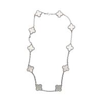 Collar de al colección alhambra de van cleef en oro blanco y madreperla.