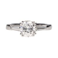 Solitario en oro blanco con brillante central 1,46ct y baguettes. Talla 13.