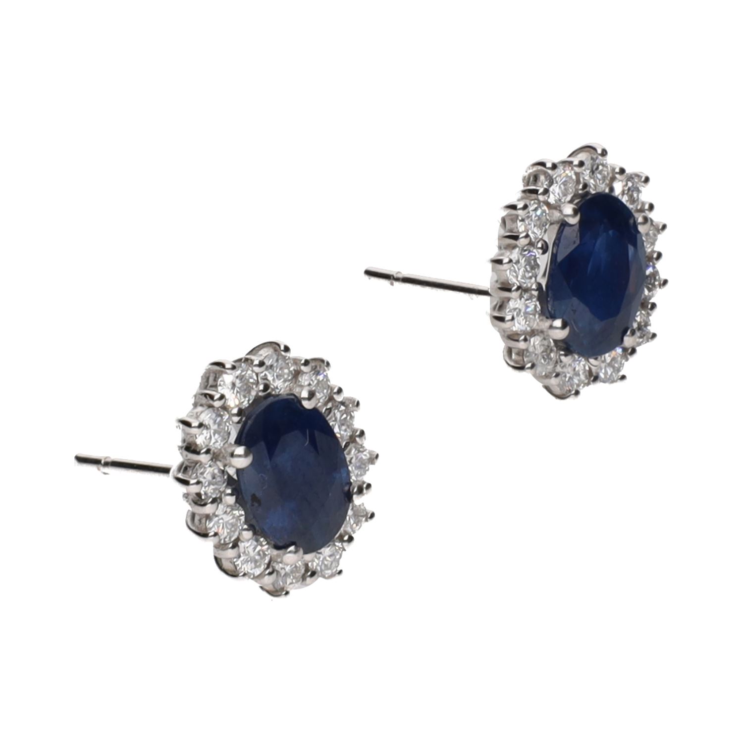 Pendientes en oro blanco con zafiros y orla de brillantes.