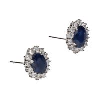 Pendientes en oro blanco con zafiros y orla de brillantes.