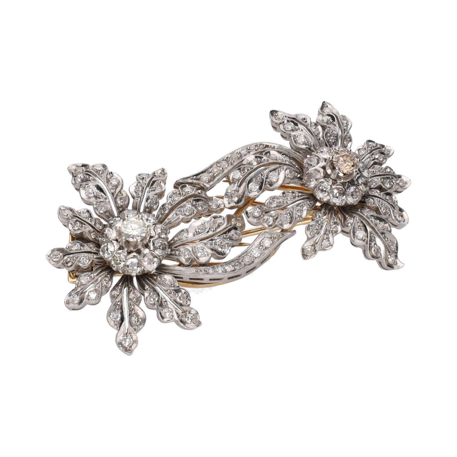 Broche doble clip en oro amarillo y oro blanco con diamantes.