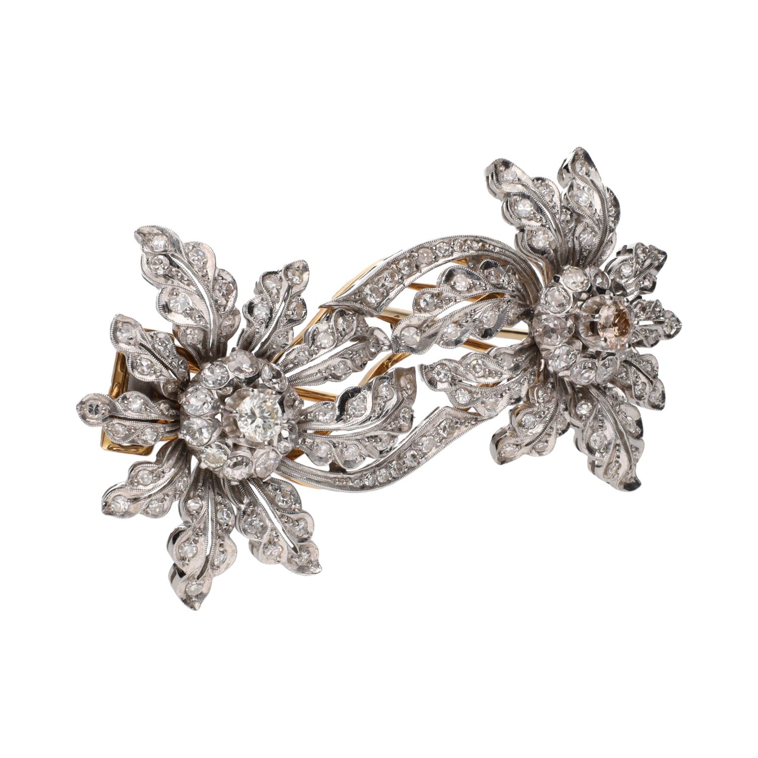 Broche doble clip en oro amarillo y oro blanco con diamantes.