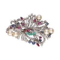 Broche en oro blanco con perlas, rubíes, esmeraldas, zafiros y brillantes.