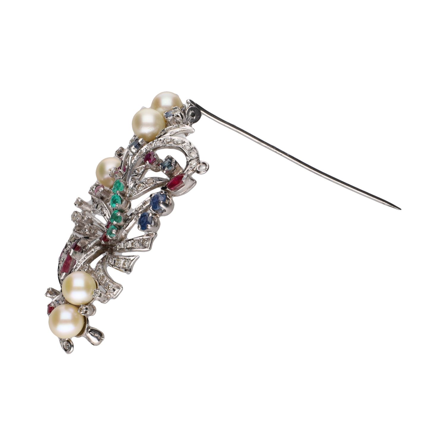 Broche en oro blanco con perlas, rubíes, esmeraldas, zafiros y brillantes.