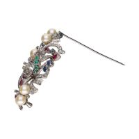 Broche en oro blanco con perlas, rubíes, esmeraldas, zafiros y brillantes.
