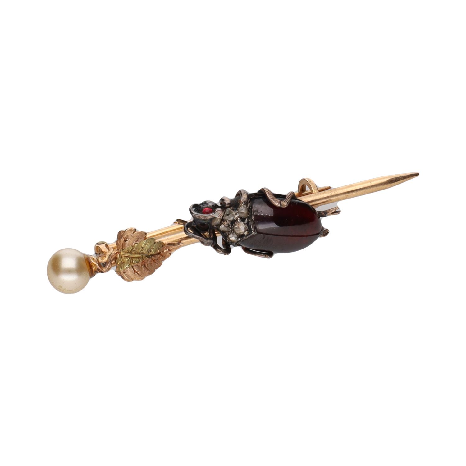 Broche en oro amarillo con un escarabajo.