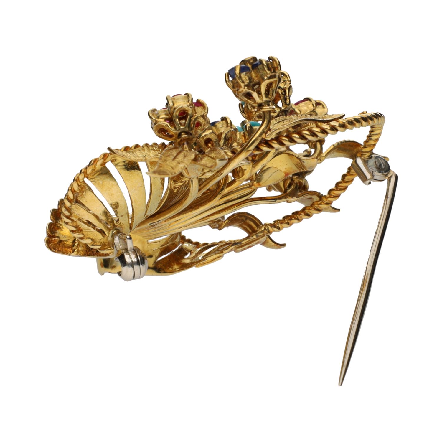 Broche en forma de cesta con flores realizado en oro amarillo.