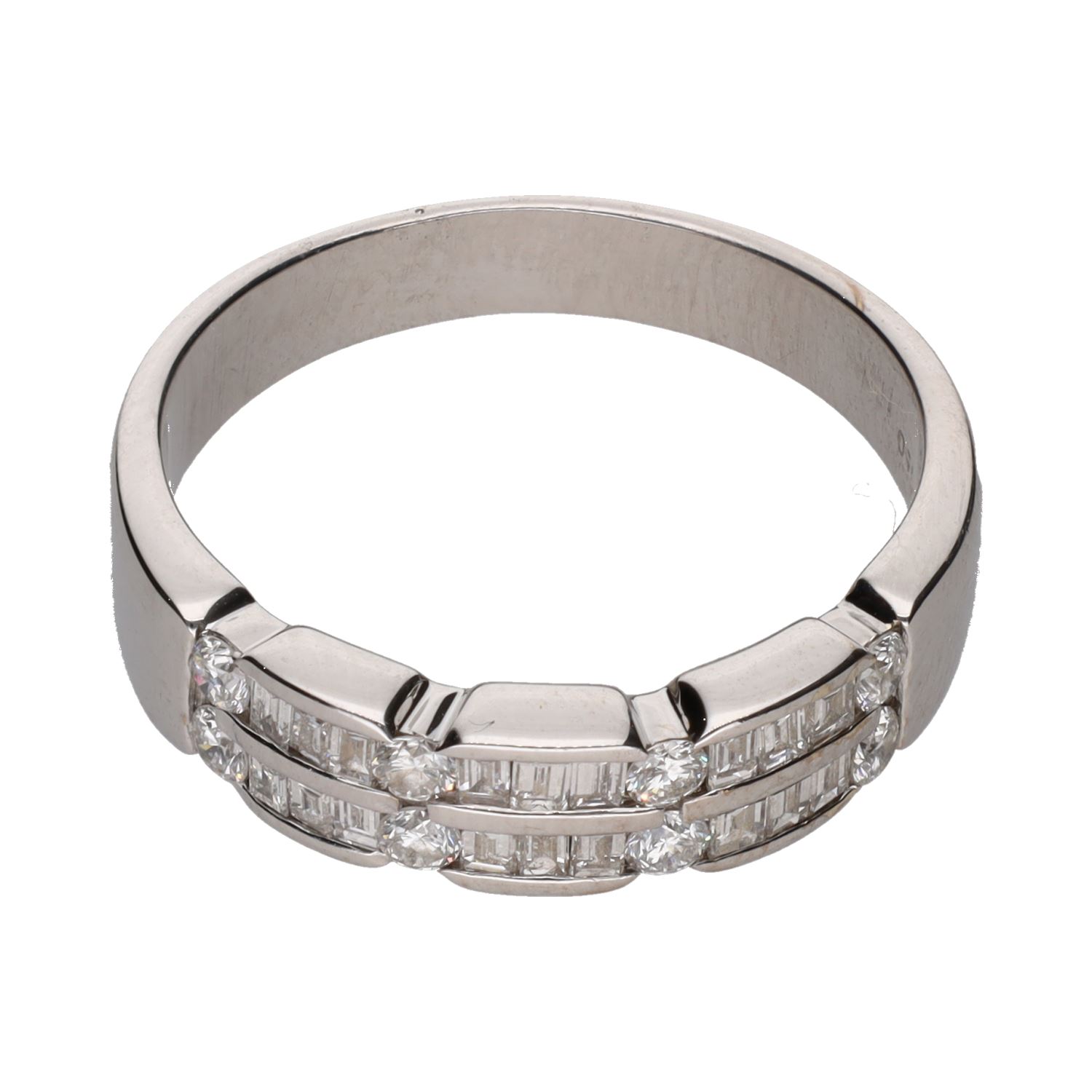 Sortija en oro blanco con diamantes. Talla 19.