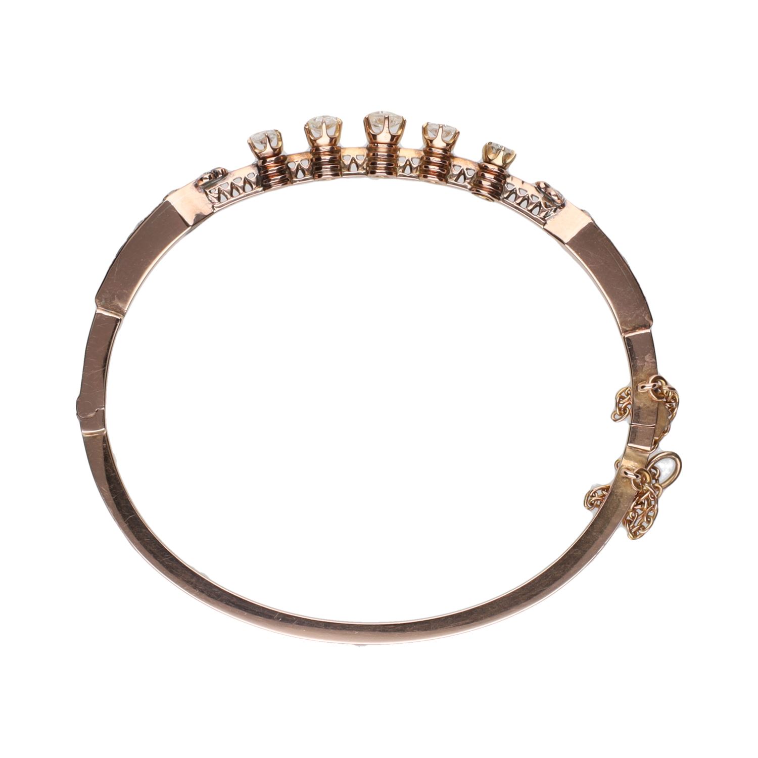 Pulsera antigua rígida en oro amarillo con diamantes.