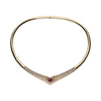 Collar gargantilla rígida en oro amarillo con rubí y brillantes.