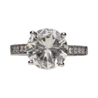 Solitario en platino con brillante central 3,43ct . Talla 12.