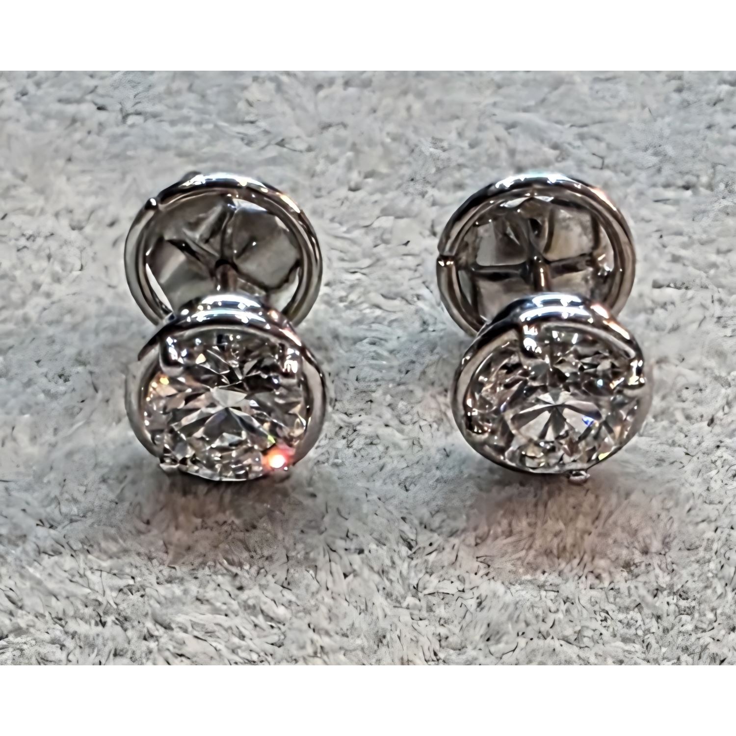 Pendientes dormilonas en oro blanco con brillantes.
