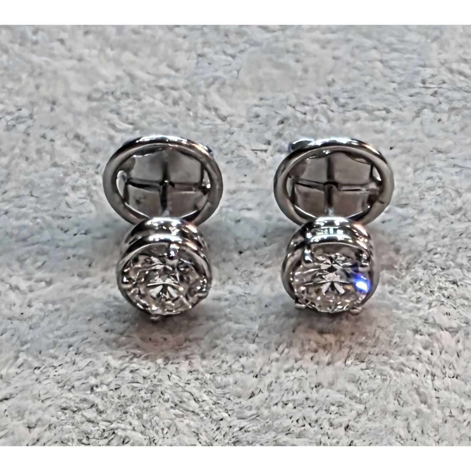 Pendientes dormilonas oro blanco con brillantes.