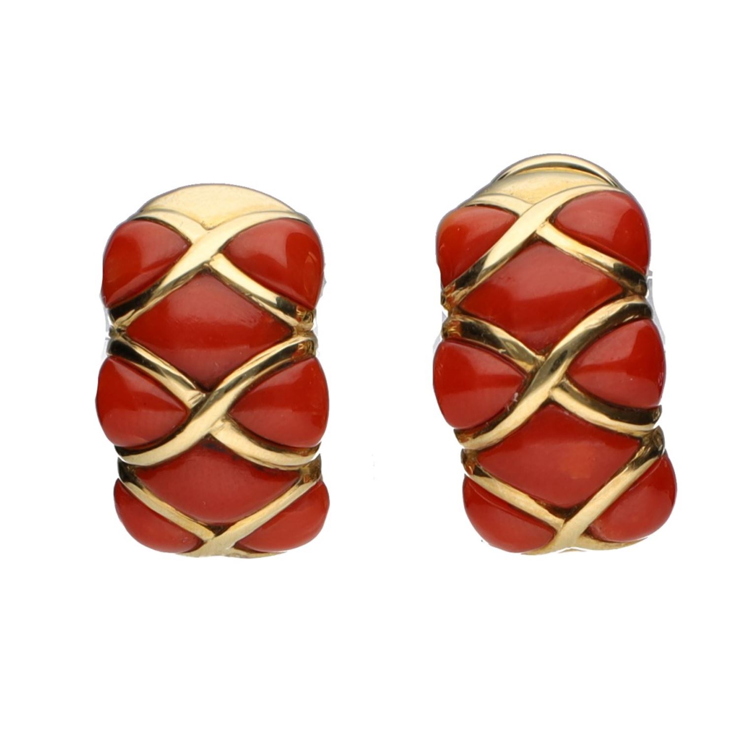 Pendientes en oro amarillo y coral.